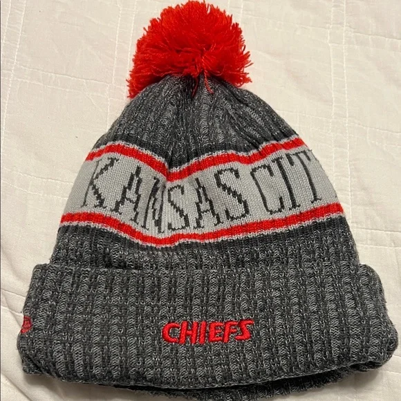 New Era Kansas City Chiefs Gray and Red Beanie - Picture 3 of 4
